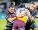  ?? Photo / Ian Cooper ?? Hawke’s Bay’s own, Tohu Harris (left), moves to wrap up Broncos replacemen­t Martin Taupau.