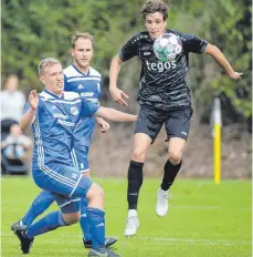  ?? FOTO: THOMAS WARNACK ?? Luke Ender (rechts) erzielt das 2:0 für den FC Ostrach gegen den TSV Trillfinge­n.