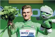  ??  ?? El alemán Marcel Kittel festeja su triunfo en el podio.