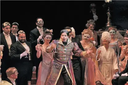  ??  ?? Susan Graham, as Prince Orlofsky, and The Santa Fe Opera chorus in Die Fledermaus.