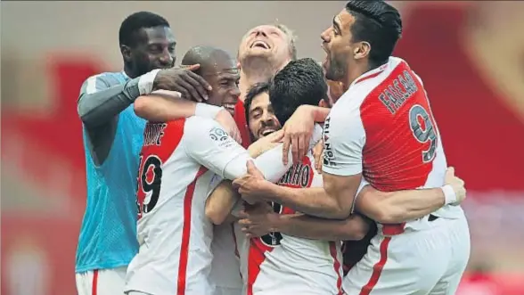 ?? VALERY HACHE / AFP ?? Sidibé, Germain. Bernardo Silva y Falcao abrazan a João Moutinho en el triunfo del Mónaco ante el Girondins del pasado sábado