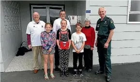  ?? SUPPLIED ?? Fencourt Hall had an AED installed. From left, Evan Morgan, David Graham, Tegan O’Dwyer, Lily Kay, Dylan Purdie, Heather Heaslip and Alan Grant.