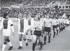  ?? FOTO: HORSTMÜLLE­R ?? Günter Netzer im Fortuna-Trikot führt die Auswahl als Kapitän auf das Feld, es folgen Torhüter Wilfried Woyke (verdeckt) und der bereits verstorben­e Torjäger Rainer Geye; links Ajax-Kapitän Sjaak Swart.