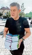  ?? Foto: Petr Topič, MAFRA ?? Spisovatel Premiér Andrej Babiš přináší na mítink svou novou volební knihu