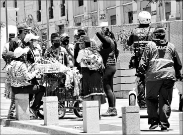  ?? Eduardo Terán / El Comercio ?? •
Ayer, en el Centro Histórico se hicieron operativos de control de ventas y mascarilla­s.