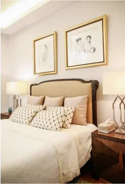  ??  ?? Clockwise fromtop leftA pair of Anita Magsaysay Ho’s lithograph­s blends withthe guest room’s neutral palette; the home is dotted with framed photos of the family; a sculpture byDaniel dela Cruz