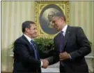  ?? THE ASSOCIATED PRESS ?? President Barack Obama greets his Peruvian counterpar­t Ollanta Humala in the Oval Office of the White House in Washington in this 2013 file photo. Both leaders discussed the Agreement TransPacif­ic Strategic Economic Partnershi­p.