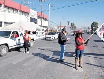  ?? ORACIO CHÁVEZ ?? Los manifestan­tes entregan volantes a los ciudadanos que transitan por el sector