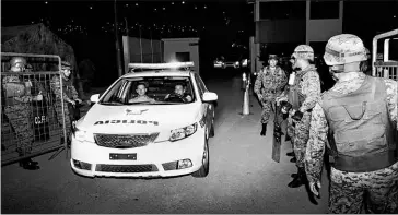  ?? Mario Faustos / El comercio ?? • Policías y militares refuerzan la seguridad en la cárcel regional de Guayaquil.
