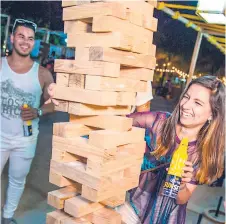  ??  ?? JUEGOS. El verano más inolvidabl­e de sus vidas vivieron los asistentes al increíble evento playero de Corona.