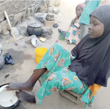  ??  ?? Aisha washing a dish with her toes