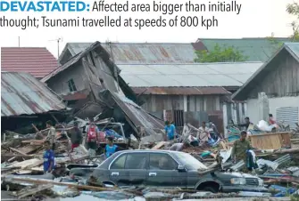  ?? — AFP ?? Residents trying to salvage belongings from their homes which collapsed after an earthquake and tsunami hit Palu on Sulawesi island.