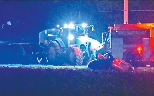  ??  ?? L’automobile de Mathieu Gadbois est tombée dans le fossé, après avoir heurté la rampe d’épandage de la citerne à purin.