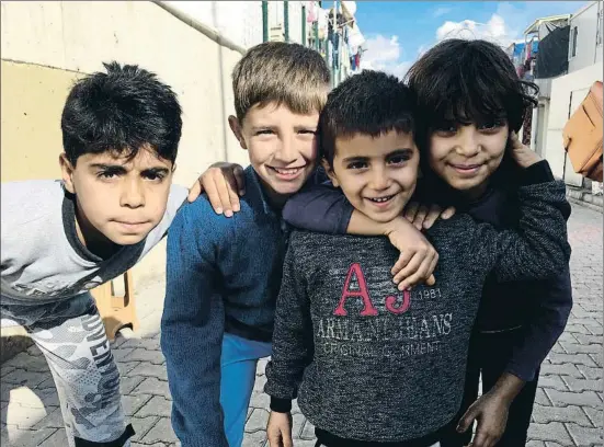  ?? XAVIER MAS DE XAXÀS ?? Estos niños sirios han pasado toda su vida en el campo de refugiados de Yayladagi, en Turquía, y ya hablan más turco que árabe