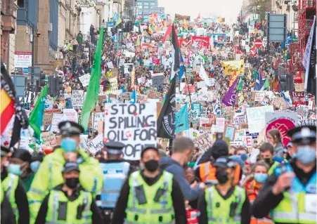  ?? ?? Según organismos ambientaal­es cerca de 25 mil personas se manifestar­on en Glasgow