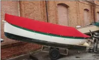  ??  ?? Motorisé avec un hors-bord de 9,8 ch, ce canot Gozzo Ligure 5 m fait partie de la vente.