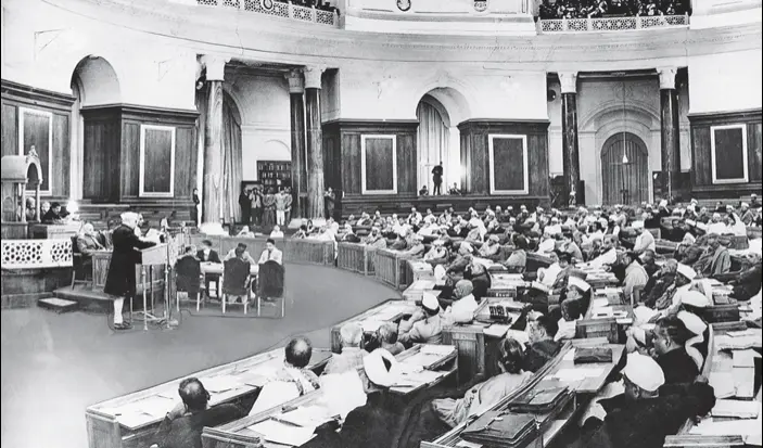  ??  ?? Jawaharlal Nehru addresses the Constituen­t Assembly in 1947.