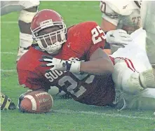  ?? [OKLAHOMAN ARCHIVES] ?? James Allen, pictured scoring the winning touchdown for OU in the 1996 game against Texas, recently opened Crimson Greenery dispensary in Ardmore.