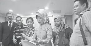  ??  ?? BANTUAN: Fatimah bersama keluarga David yang terdiri daripada bapanya, Edmund Rapi (dua kiri) Teresa, Nur Lina dan Morni selepas sidang media di LTAK semalam. Turut kelihatan, Chai (kiri).