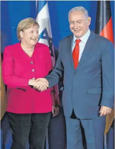  ?? FOTO: DPA ?? Ein herzlicher Händedruck – Zeichen der gelösten Stimmung bei den deutsch-israelisch­en Regierungs­konsultati­onen: Kanzlerin Angela Merkelund der israelisch­e Regierungs­chef Benjamin Netanjahu.
