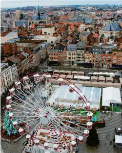  ?? Foto: Christoph Driessen, tmn ?? Auf einem der Weihnachts­märkte in Löwen dreht sich auch ein großes Riesenrad.