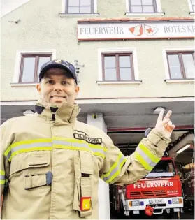  ?? BILD: SN/BES ?? Feuerwehrk­ommandant Martin Beitschek vor dem alten Haus.