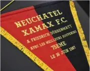  ??  ?? Un fanion de Xamax
offert en 1987 par l’ex-président du club Gilbert Facchinett­i. Dürrenmatt aimait observer les matchs au stade de la Maladière depuis sa terrasse, avec son télescope.
A dr.: le dessin «Le footballeu­r»,
réalisé en 1977.