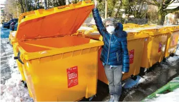  ?? Foto: Silvio Wyszengrad ?? Die neuen gelben Tonnen sind schon länger umstritten. Susanne Quappe hat sich an einer dieser 1100‰Liter‰Gefäße beim Müll‰ entsorgen verletzt.