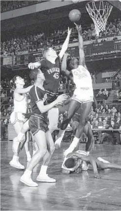  ?? DAILY NEWS ?? Cal Ramsey (32) and NYU take on Providence in NIT at old Madison Square Garden, when tourney was bigger than NCAA.