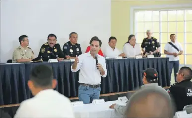  ??  ?? El gobernador Mauricio Vila Dosal y parte de su gabinete durante la reunión, tercera de este tipo, con alcaldes de la zona oriente del Estado