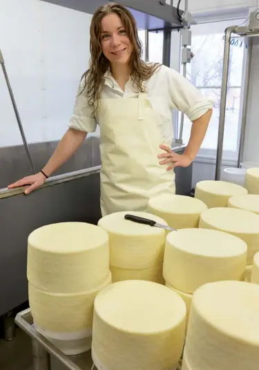  ??  ?? Marie-Chantal Houde, de la Fromagerie Nouvelle France, qui fabrique le Zacharie Cloutier. Elle craint que l’accord de libre-échange ne tue les producteur­s de fromages fins.