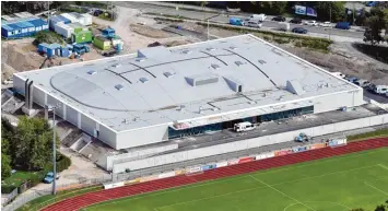  ?? Foto: Harald Langer ?? Am Wochenende vom 6. bis 8. Oktober wird das neue Eisstadion in Kaufbeuren eingeweiht. Bis zur Eröffnung und zum ersten Heimspiel gegen den EHC Freiburg muss Zweitligis­t ESV Kaufbeuren viermal auswärts antreten.