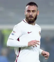  ??  ?? Personaggi Da sinistra , Ciro Immobile, attaccante e capo cannoniere della Lazio, e Daniele De Rossi, capitano e veterano della Roma