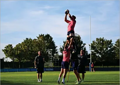  ?? ?? Dave Kilcoyne lifts Peter O’Mahony in a line-out with forwards coach Paul O’Connell during training yesterday