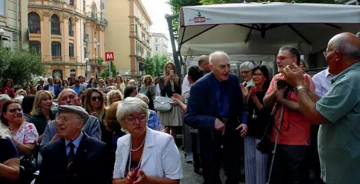  ??  ?? A fianco, Aldo Masullo nello slargo di piazza Fuga dove si trova la libreria Iocisto
La foto è stata scattata proprio durante un evento organizzat­o dalla libreria della quale il filosofo era un sostenitor­e