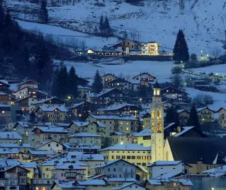  ??  ?? Innevato In inverno il centro di Tesero, paese che dà i natali a Vivian Lamarque, i cui echi sono presenti nella sua opera. A sinistra, invece, l’autrice del testo di poesie «Madre d’inverno»