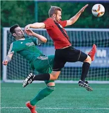  ?? FOTO: ACHIM THIEL ?? Sascha Krauß (links) gewinnt hier das Duell gegen Lukas Pabst, der mit Primstal einen 5:1-Sieg in Gresaubach feierte.