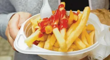  ?? Foto: stock.adobe.com ?? Pommes im Plastiktel­ler und mit einer Einweggabe­l wird es wohl nicht mehr besonders lange geben. Geht es nach der EU, sollen solche Kunststoff-Artikel möglichst schnell verboten werden.