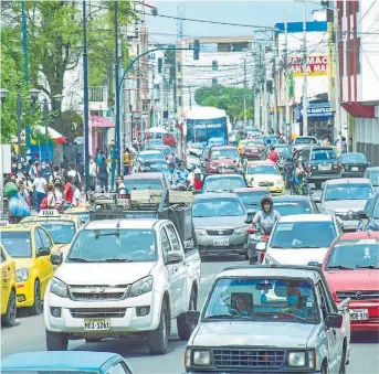  ?? FOTO: EL DIARIO ?? La congestión se registra incluso fuera de las horas pico, dicen conductore­s.