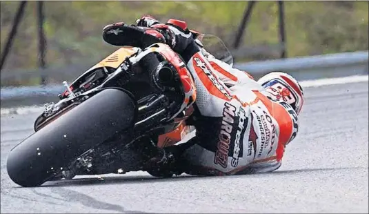  ??  ?? BRNO 2014. En los test de la República Checa, Márquez alcanzó su límite de inclinació­n salvando la caída tras llegar a los 68 grados.