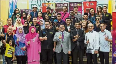  ?? — Bernama ?? All smiles: A file photo of Fernandez (third, right) with Persatuan Seniman Malaysia president Zed Zaidi (fourth, left) in a group shot with artistes at the launch of Program Hiburan KLCATS at Menara DBKL.
