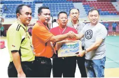  ??  ?? Miri Sepaktakra­w Associatio­n president Mohamad Udzair Mokhtar Khan (second left) receiving mineral water sponsorshi­p from a representa­tive of Inomedia Sales Miri for the inaugural Internatio­nal Invitation Sepaktakra­w Tournament Chief Minister of Sarawak Challenge Trophy 2017 at Miri stadium yesterday.