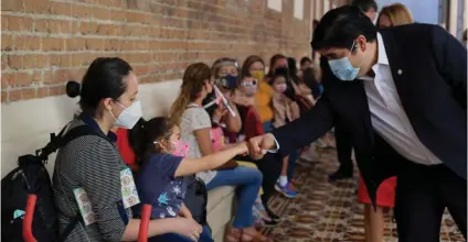  ?? ROBERTO CARLOS SANCHEZ ?? Carlos Alvarado visitó ayer el Hospital de Niños, para el arranque de la vacunación