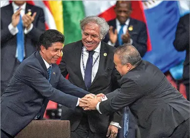  ?? AFP ?? El presidente peruano, Castillo, estrecha las manos al secretario general adjunto de la OEA, ante su líder, Almagro.