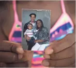  ?? PHOTOS BY MARK HENLE/THE REPUBLIC ?? Aliyah Randle holds an old photo of herself with her mom, Laurell Florence, and her dad, Robert Randle.