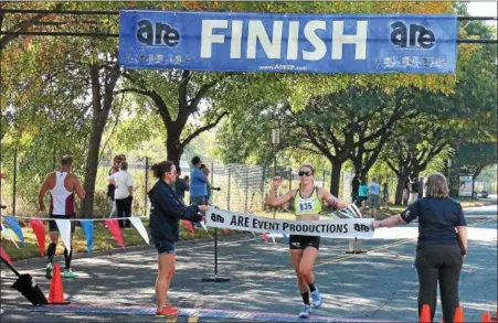  ?? LAUREN HALLIGAN — LHALLIGAN@DIGITALFIR­STMEDIA.COM ?? Erin Corcoran of Schenectad­y was the first female runner to cross the finish line at the Arsenal City Run in Watervliet in 2014.