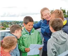  ??  ?? Der neunjährig­e Paul aus Steppach hält zum ersten Mal eine Führung durch den Bis marck Turm ab. Anne, Tim, Julia, Mark und Valentin hören gespannt zu.