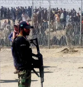  ??  ?? Milhares tentam fugir da guerra passando a fronteira para o Paquistão