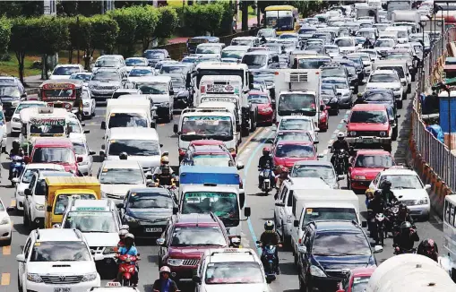  ??  ?? FREEWAY – Commonweal­th Avenue in Quezon City is plagued by heavy traffic as road restrictio­ns are eased for public transport to operate under the General Community Quarantine. (Mark Balmores)