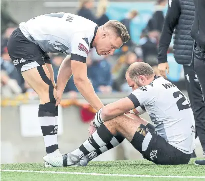  ?? RICHARD LAUTENS TORONTO STAR ?? Adam Hinson consoles Wolfpack teammate Richard Whiting after Sunday’s defeat at Lamport Stadium.